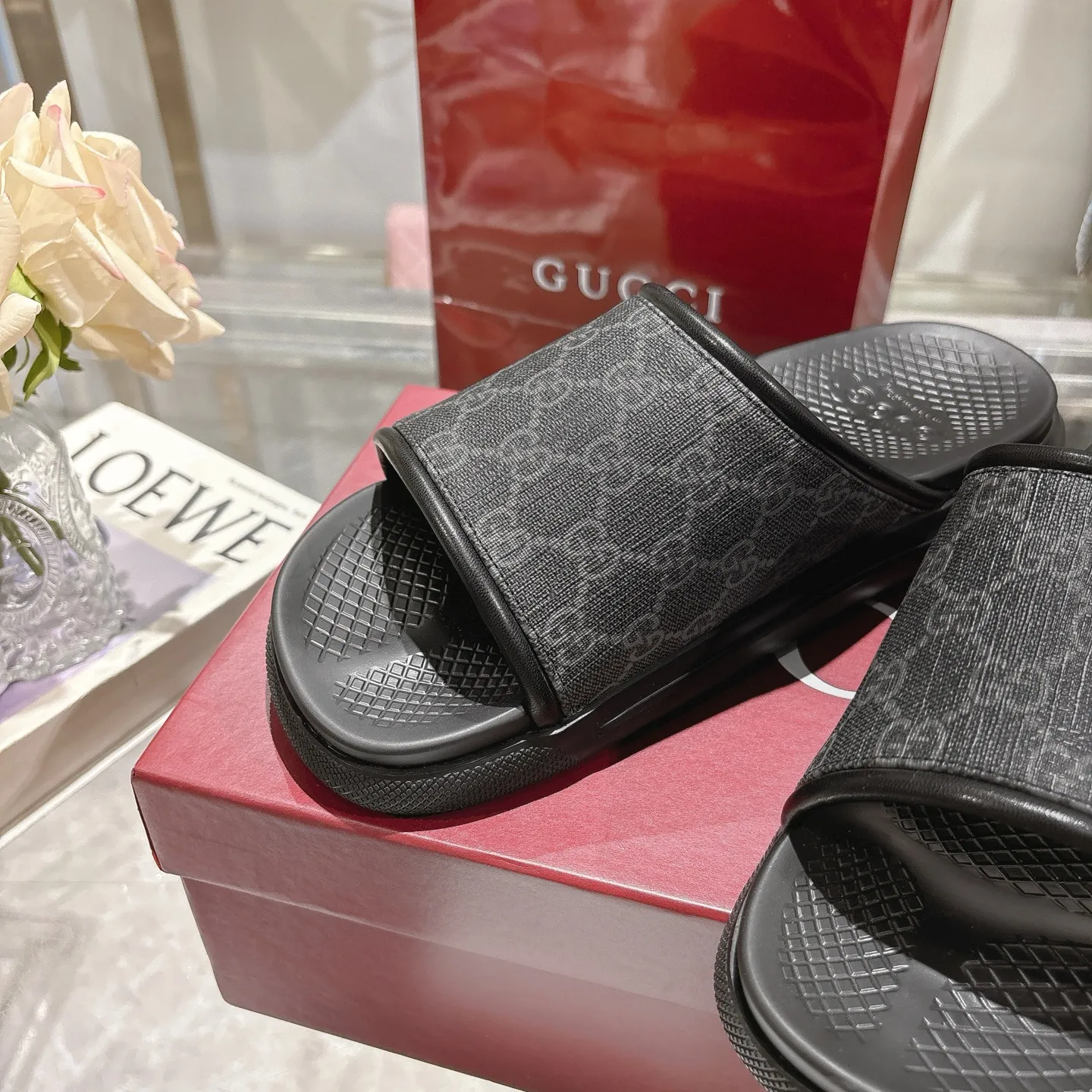 p400🐮🐮New summer men's slip-on slippers. Inspired by the summer spirit and beach clubs of the Italian coast, this piece is part of Gucci Lido. The Pre-Fall collection reinterprets the brand's signature elements and sophisticated patterns in a contemporary way. Made from black rubber, these flat sandals feature a slip-on design that reinterprets the brand's distinctive green and red web design. GG Classic Upper Men's Molded Rubber Footbed Gucci Logo Flat Made in Italy Size: Men's 40 to 47,